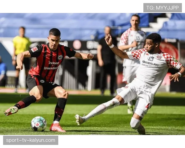 德甲赛场再现暖心一幕,两队球员为中场突发不适的队医让出通道 德甲赛场再现暖心一幕,两队球员为中场突发不适的队医让出通道